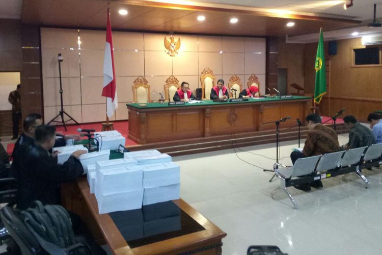 Para Terdakwa kasus suap perizinan pembangunan Meikarta tengah mendengarkan surat tuntutan yang dibacakan Jaksa KPK 