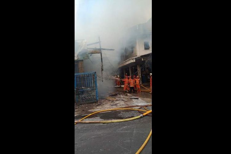 Pemadaman toko material yang terbakar di Jalan Ampera, Jakarta Selatan, Minggu (31/3/2019).