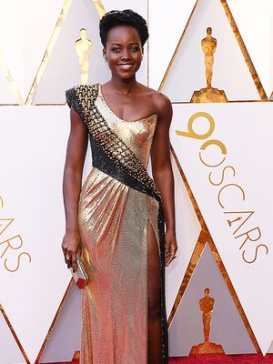 Aktris Lupita NyongO saat menghadiri acara Piala Oscar 2018.