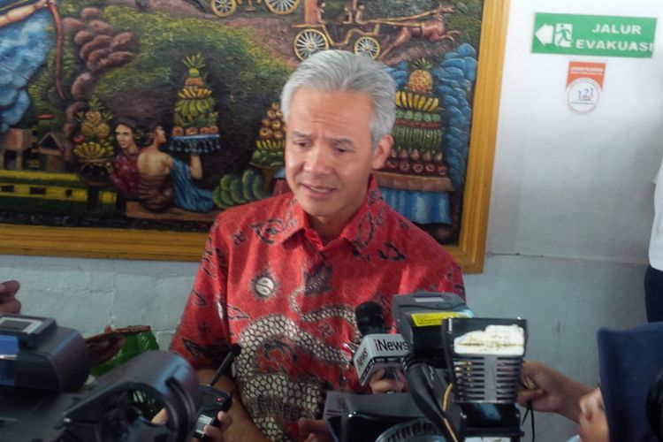 Gubernur Jawa Tengah Ganjar Pranowo seusai menghadiri Dialog Kebangsaan Merawat Harmoni dan Persatuan di Stasiun Solo Balapan, Solo, Jawa Tengah, Rabu (20/2/2019).
