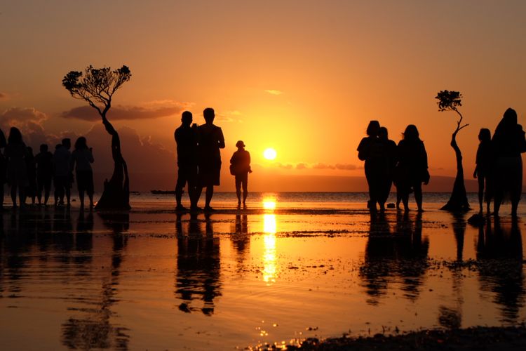 Pemandangan Matahari tenggelam di Pantai Walakiri, Sumba Timur.