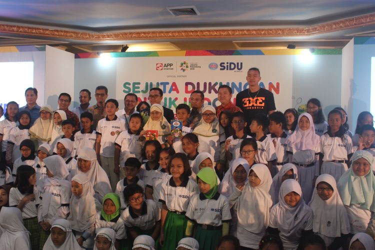 Bapak Menteri Pemuda dan Olahraga, Imam Nahrawi beserta Vincent Kosasih (atlet basket nasional), Cahyadi Wanda (INASGOC), Jonni Mardizal (Kemenpora), Sovan K. Ganguly dan Saleh Husein (APP Sinar Mas) berfoto bersama puluhan anak sekolah dasar dalam acara Satu Dukungan Untuk Indonesia yang berlangsung di Auditorium Wisma Kemenpora, Kamis (26/7/2017)