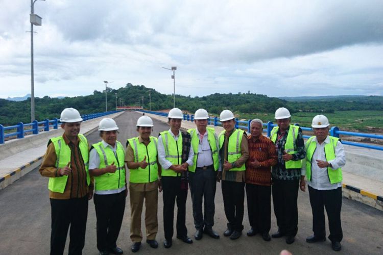 Presiden Jokowi dan Menteri PUPR meresmikan Bendungan Raknamo yang berlokasi di Sungai Noel Puames, Desa Raknamo, Kecamatan Amabi Oefeto, Kabupaten Kupang, Nusa Tenggara Timur (NTT), Selasa (9/1/2018).