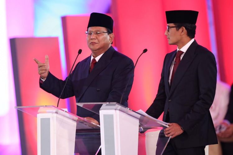 Pasangan Calon Presiden dan Wakil Presiden nomor urut 2, Prabowo Subianto dan Sandiaga Uno, menyampaikan visi misi  di debat pertama Pilpres 2019 di Hotel Bidakara, Jakarta, Kamis (17/1/2019).  Debat tersebut mengangkat tema Hukum, HAM, Korupsi, dan Terorisme.
