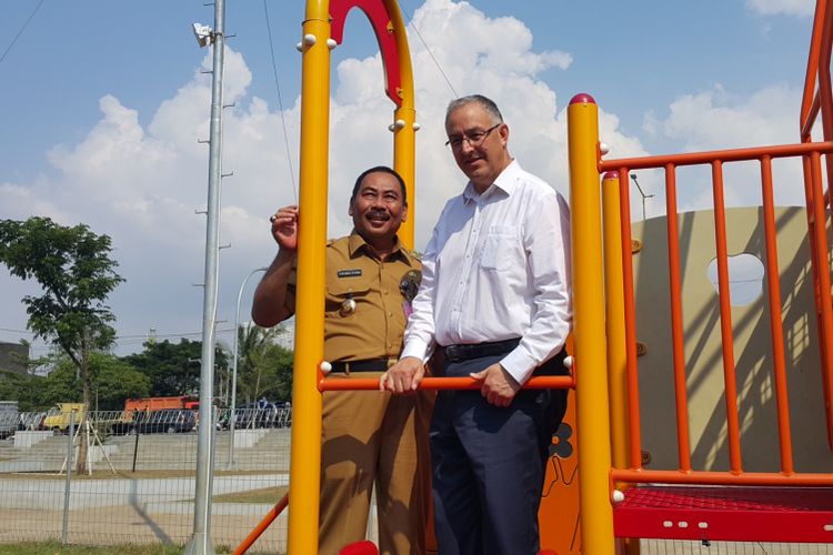 Wali Kota Rotterdam, Belanda, Ahmed Aboutaleb, dan Wali Kota Jakarta Barat Anas Effendi saat meninjau wahana perosotan di RPTRA Kalijodo, Senin (12/6/2017).