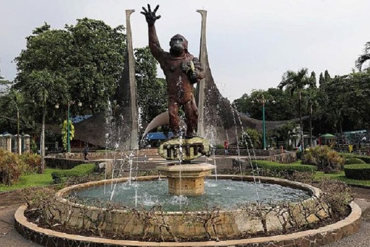 Kawasan Taman Margasatwa Ragunan, Jakarta Selatan, Minggu (14/5). Kebun binatang ini salah satu tujuan wisata murah meriah bagi warga Jakarta dan luar Jakarta. 