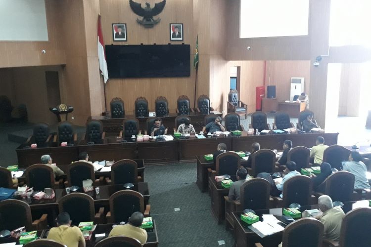 Sejumlah perwakilan warga Desa Bojonggede bersama Komisi I DPRD Kabupaten Bogor dan dinas terkait sedang membahas rapat dengar pendapat soal pembongkaran rumah warga di Bojonggede, di Ruang Rapat Paripurna DPRD, Senin (26/2/2018).