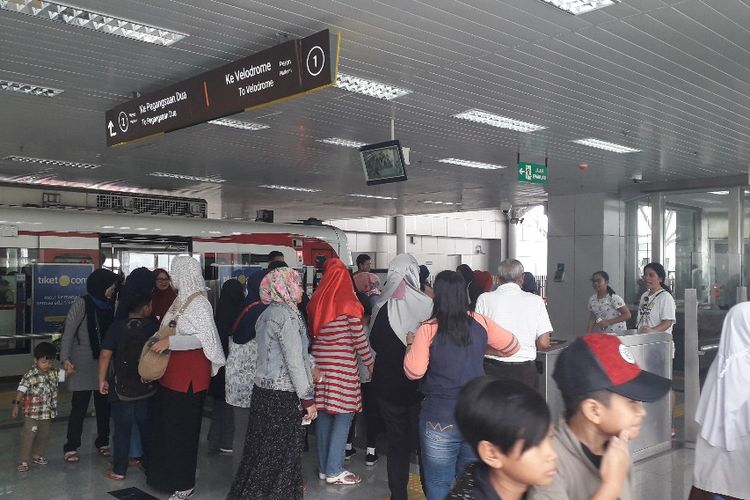 Warga peserta uji publik LRT Jakarta mengantre untuk memasuki peron di Stasiun Velodrome, Jumat (21/6/2019).