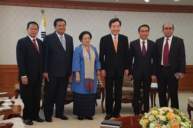 Ketua Umum Partai Demokrasi Indonesia Perjuangan (PDI-P) yang juga Presiden kelima Indonesia, Megawati Soekarnoputri (baju biru), bertemu dengan Perdana Menteri Korea Selatan Lee Nak-yeon (ketiga dari kanan), Rabu (15/11/2017). Berfoto bersama mereka, Ketua DPP PDI-P Bidang Kemaritiman Rokhmin Dahuri (paling kiri), Duta Besar Indonesia untuk Korea Selatan Umar Hadi (kedua dari kiri), anggota DPR dari Fraksi PDI-P Herman Hery (kedua dari kanan), dan putra pertama Megawati, Mohammad Rizki Pratama (paling kanan)