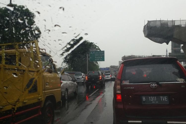 Kondisi lalu lintas di Jalan Tol Jakarta-Cikampek ke arah Jakarta atau Cawang pada Jumat (15/6/2018) sore.