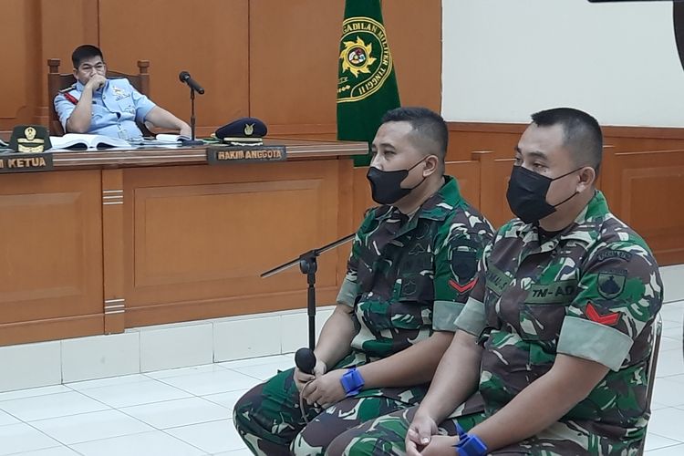 Kopda Andreas Dwi Atmoko (kedua dari kanan) hadir sebagai saksi dalam sidang kasus tabrak lari Kolonel Priyanto di Pengadilan Militer Tinggi II, Cakung, Jakarta Timur, Selasa (15/3/2022).
