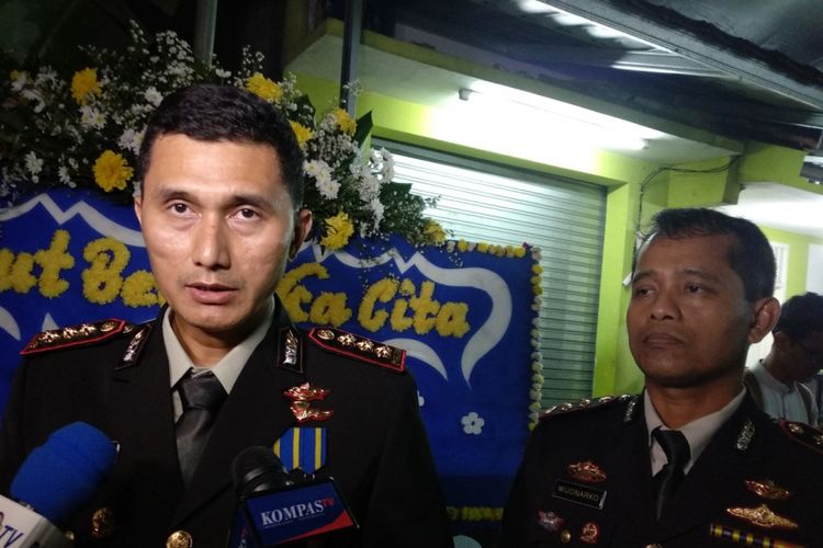 Kapolres Metro Bekasi Kota Kombes Pol Indarto ditemani Wakapolres Metro Bekasi Kota AKBP Wijonarko saat berkunjung ke rumah Bripda Denny Setiadi Rabu (8/5/2018)