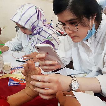 Sejumlah masyarakat yang berada di Kampung Sitanala, Kota Tangerang, Banten melakukan pemeriksaan komprehensif mulai dari pemeriksaan mata, kulit, gigi, dan psikologi dalam acara bakti sosial yang diselenggarakan Universitas Indonesia, Selasa (3/12/2019).
KOMPAS/DEONISIA ARLINTA (TAN)
03-12-2019