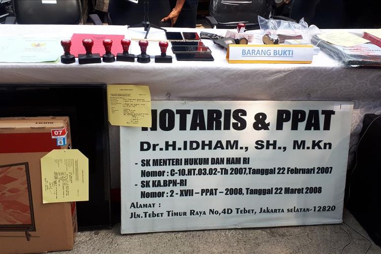 Sindikat penipu jual beli rumah mewah menggunakan nama notaris dr. H. Idham, S,H, M,Kn saat beraksi. Para tersangka memasang plang menggunakan nama Idham di kantor notaris palsu di Jalan Tebet Timur Raya, Jakarta Selatan.