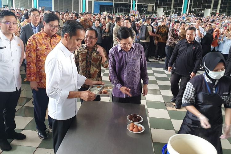 Presiden Joko Widodo meninjau sebuah pabrik sepatu di kawasan Cikupa, Kabupaten Tangerang, Banten, Selasa (30/4/2019). Usai peninjauan, Jokowi makan siang bersama para buruh.