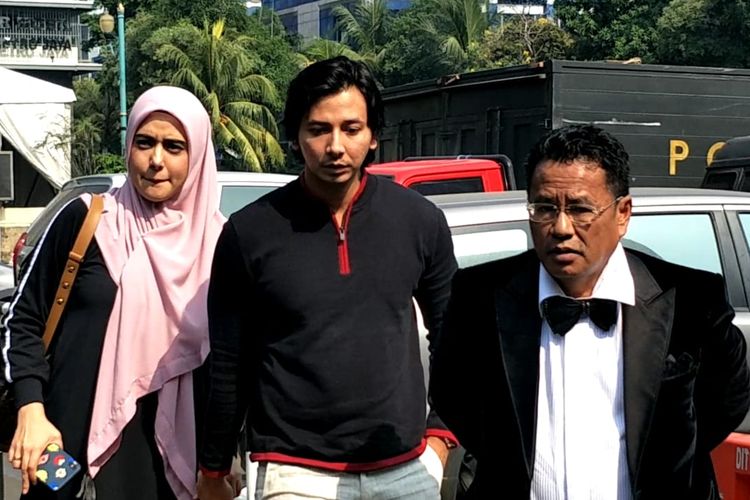 Fairuz A Rafiq (kiri) dan suaminya Sonny Septian (tengah), bersama kuasa hukum mereka, Hotman Paris (kanan), saat tiba di Mapolda Metro Jaya, Jakarta, Senin (1/7/2019).