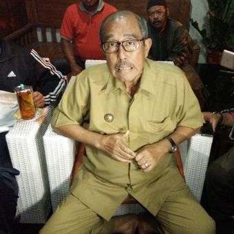 Bupati Bandung Barat, Abubakar, saat berbicara kepada awak media untuk meluruskan kabar penangkapan dirinya oleh KPK di kediamannya, Lembang, Bandung Barat, Selasa (10/4/2018).