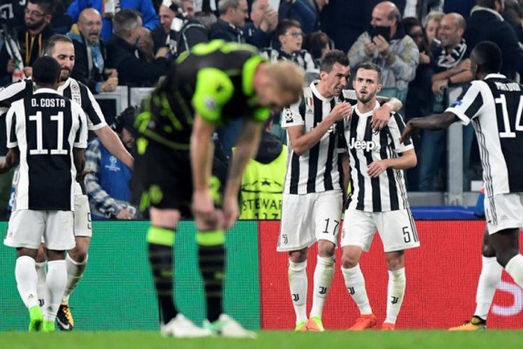Para pemain Juventus merayakan gol Mario Mandzukic ke gawang Sporting CP pada laga fase grup Liga Champions di Stadion Allianz, Kamis (19/10/2017) dini hari WIB.