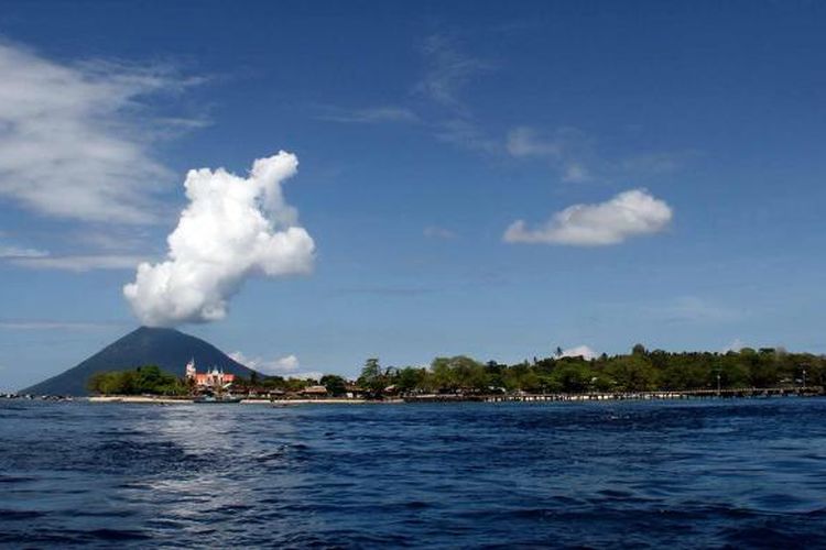 Salah satu sisi di Pulau Bunaken, Sulawesi Utara yang tersohor dengan Taman Lautnya yang sangat indah.