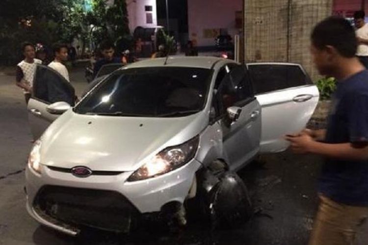 Kondisi sementara mobil Ford B 169 NDA yang menabrak pembatas jalan di Jakarta Selatan, Sabtu (20/9/2014).
