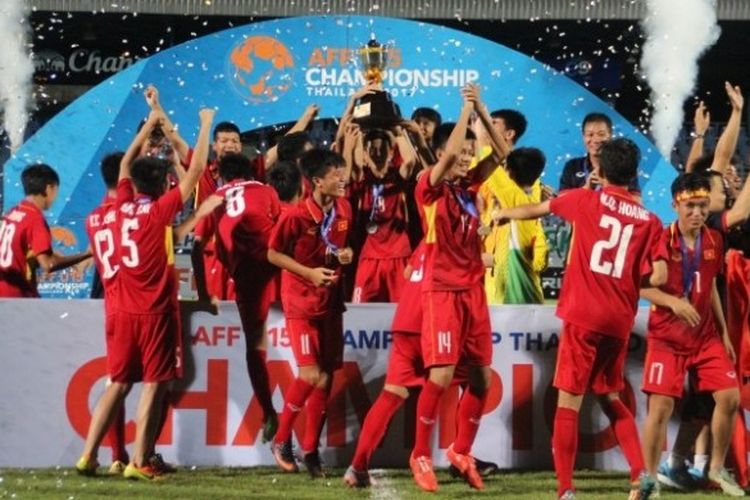 Perayaan juara timnas U-16 Vietnam selepas mengalahkan tuan rumah timnas U-16 Thailand pada partai final Piala AFF U-15 2017 di Stadion Chonburi, Sabtu (22/7/2017).