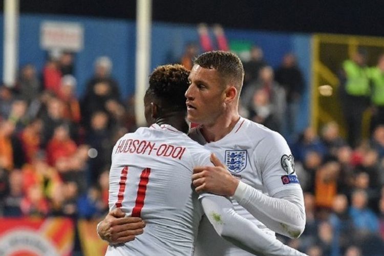 Callum Hudson-Odoi menyelamati Ross Barkley yang mencetak gol pada pertandingan Montenegro vs Inggris di Pidgorica dalam babak kualifikasi Piala Eropa 2020, 25 Maret 2019. 