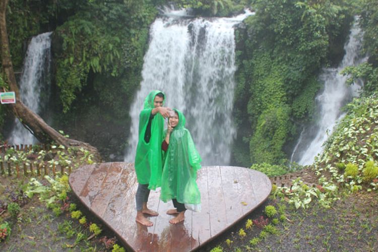 Pengunjung berswafoto di dek cinta yang berada di obyek wisata Curug Jenggala, Dusun Kalipagu, Desa Ketenger, Kecamatan Baturraden, Kabupaten Banyumas, Jawa Tengah, Jumat (3/2/2017). Sejak dibuka pada Oktober 2016, obyek wisata yang berjarak 17 kilometer dari Purwokerto itu dikunjungi sekitar 10.000-13.000 orang per bulan.