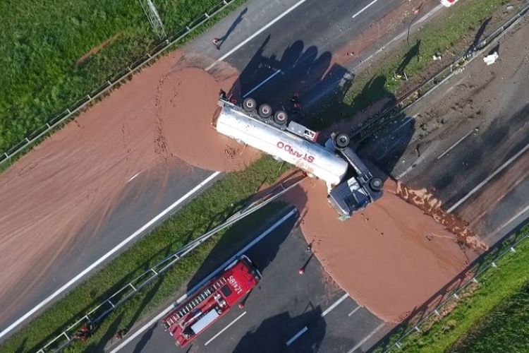 Akibat Truk  Terguling Cokelat Cair Banjiri Jalan  Raya  di  