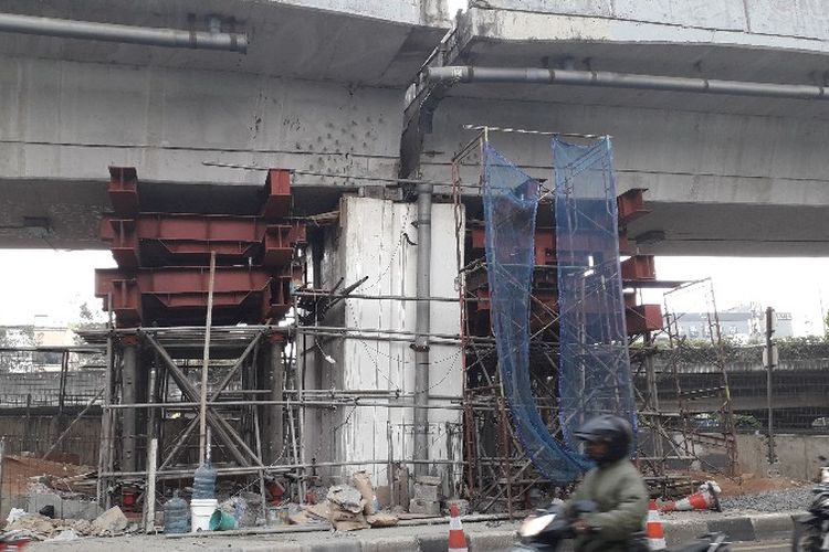 Perbaikan Flyover Cengkareng, Jakarta Barat, masih dilakukan hingga Senin (7/1/2019) pagi. Perbaikan dilakukan karena landasan tidak berfungsi optimal akibat beban yang berlebihan.