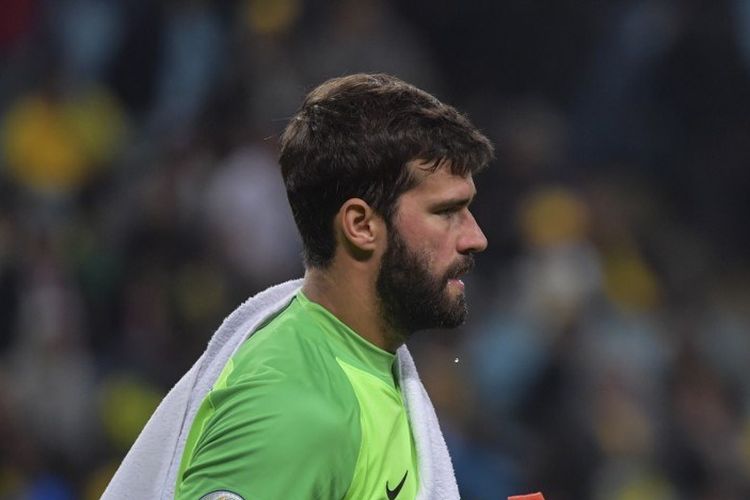 Alisson Becker berjalan menuju tepi lapangan saat jeda pertandingan Brasil vs Paraguay pada babak perempat final Copa America 2019 di Gremio Arena, 27 Juni 2019. 