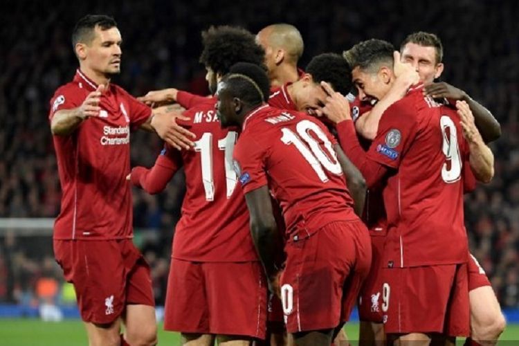 Para pemain Liverpool merayakan gol yang dicetak Roberto Firmino pada laga melawan Porto di leg pertama perempat final Liga Champions, 9 April 2019.