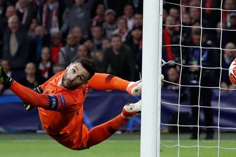 Hugo Lloris tak kuasa menahan tendangan Hakim Ziyech pada pertandingan Ajax Amsterdam vs Tottenham Hotspur di Johan Cruijff Arena, 8 Mei 2019. 