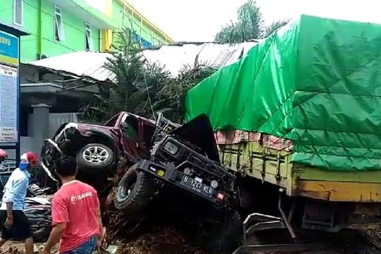 Truk bermuatan beras yang mengalami kecelakaan tunggal di Jalan Raya Jatisawit, Bumiayu, Brebes, Jawa Tengah menabrak 10 sepeda motor dan 10 mobil.