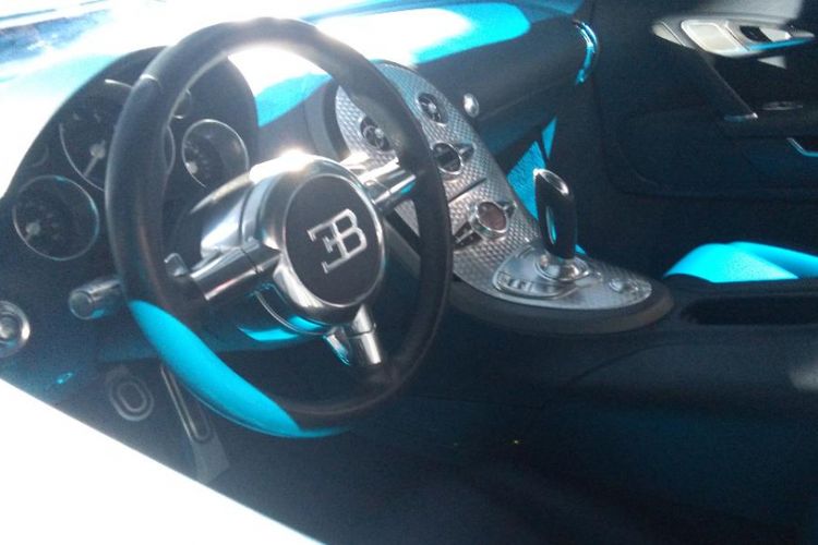 Ruang kemudi Bugatti Veyron 