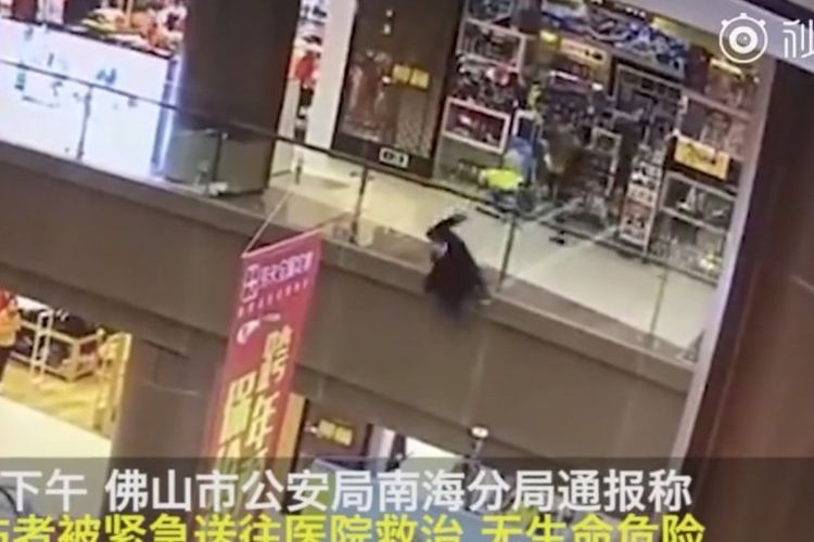 Rekaman CCTV memperlhatkan seorang pria bermarga Li meloncat dari lantai tiga sebuah pusat perbelanjaan di Foshan, China, pada Sabtu pekan lalu (26/1/2019). Li meloncat setelah sebelumnya melempar seorang gadis.