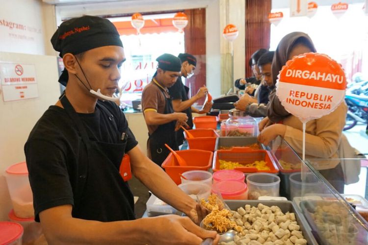 Aktivitas bisnis Makaroni Ngehe di Cabang Makaroni Ngehe Grande, Meruya, Jakarta Barat, Rabu (23/8/2017).