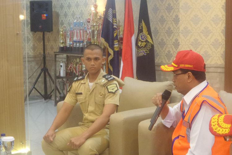 Menteri Perhubungan Budi Karya Sumadi bersama Amarulloh Adtyas Putra, kakak kandung taruna STIP yang tewas Amirulloh Adityas Putra, Minggu (16/7/2017)  