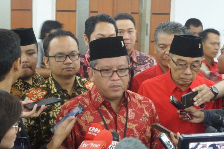 Sekretaris Jenderal PDI Perjuangan, Hasto Kristiyanto Di Kantor DPP PDI Perjuangan, Jalan Diponegoro, Jakarta Pusat, Minggu (24/9/2017).