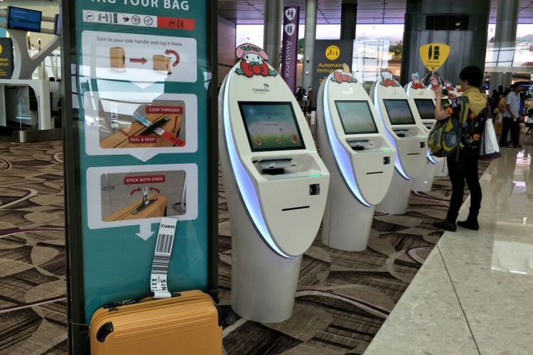 Self check in kiosk di Terminal 4 Bandara Changi, Singapura, dihiasi dengan karakter Sanrio family.