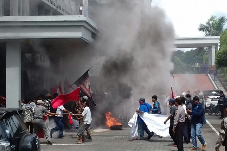 Demonstrasi berujung ricuh di Gedung DPRD Kota Bekasi, Rabu (21/3/2018)