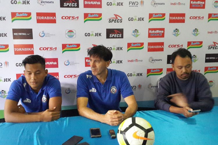 Pelatih Arema FC Milan Petrovic (tengah) dalam konferensi pers di Kantor Arema FC, Jumat (10/8/2018)