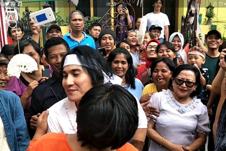 Vino G Bastian mencium pipi seorang ibu yang menjadi pemenang lomba makan kerupuk di kawasan Kampung Bali, Kebon Sirih, Jakarta Pusat, Jumat (17/8/2018).