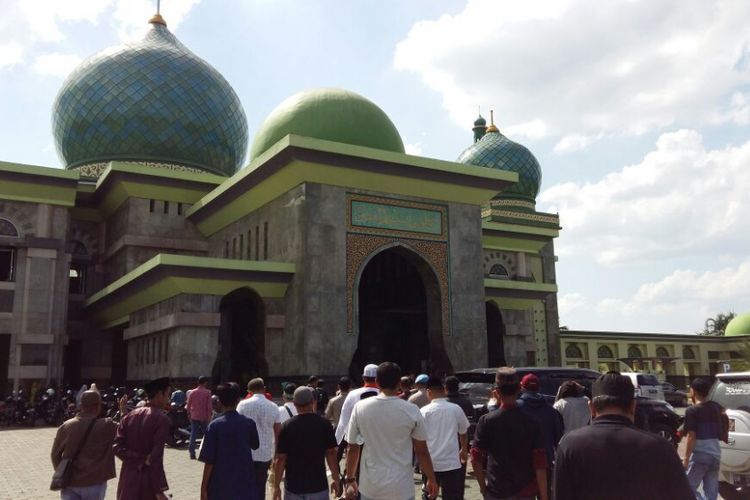 Aparat kepolisian mengajak massa deklarasi #2019GantiPresiden untuk melaksanakan shalat Ashar berjamaah di Masjid Agung Annur Pekanbaru, Riau, Minggu (26/8/2018).