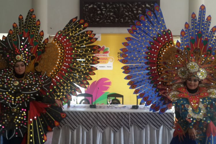 Kostum bunga yang akan ditampilkan dalam Festival Pesona Lokal, Kamis (4/10/2018).