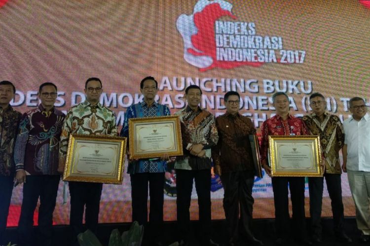 Provinsi DKI Jakarta menerima penghargaan dari Kementerian Koordinator Bidang Politik, Hukum, dan Keamanan karena memiliki nilai Indeks Demokrasi Indonesia (IDI) tertinggi se-Indonesia pada 2017. Penghargaan untuk Jakarta diterima oleh Gubernur DKI Jakarta Anies Baswedan. Provinsi Daerah Istimewa Yogyakarta, Kalimantan Utara, dan Kepulauan Bangka Belitung juga menerima penghargaan serupa. Penghargaan diberikan oleh Menko Polhukam Wiranto di Hotel Grand Sahid Jaya, Jalan Jenderal Sudirman, Kamis (13/12/2018).