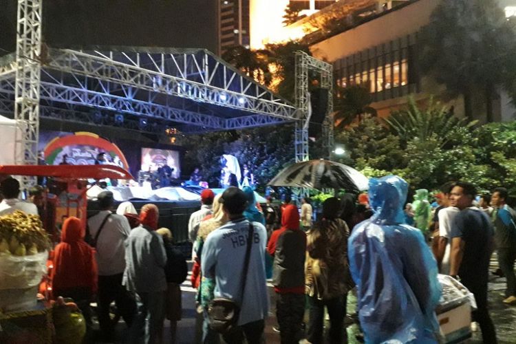 Pengunjung car free night menyaksikan pertunjukkan musik di panggung hiburan Bundaran Hotel Indonesia, Senin (31/12/2018) malam.