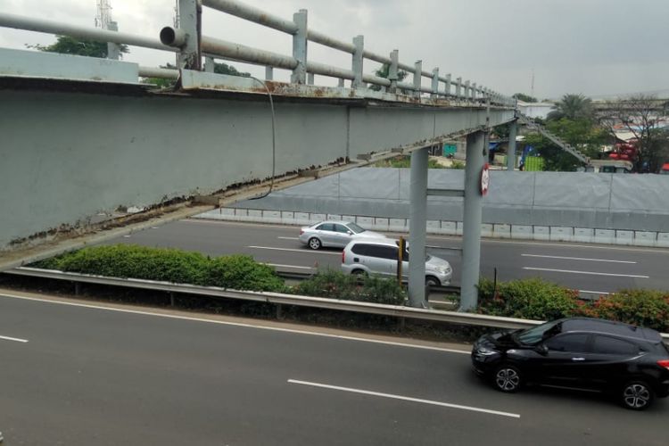 Jembatan Penyeberangan Orang (JPO) yang melintang di atas KM 29+000 Jalan Tol Prof. Dr. Ir. Soedijatmo (Jalan Tol Bandara).