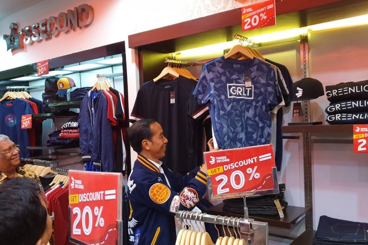 Presiden Joko Widodo blusukan ke mall Lippo Plaza Mas, Kendari, Sulawesi Tenggara, Jumat (1/3/2019) malam. Jokowi membeli tiga buah kaos brand lokal asal Bandung.