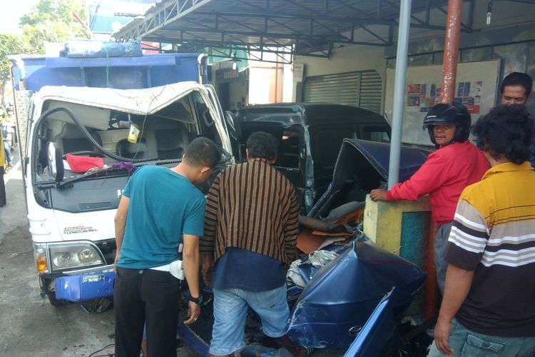 Petugas Mengevakuasi Kendaraan Ysng terlibat kecelakaan di Ledoksari, Gunungkidul pagi tadi