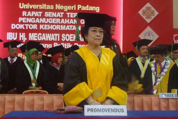 Presiden Kelima RI, Megawati Soekarnoputri di auditorium Universitas Negeri Padang, Rabu (27/9/2017).